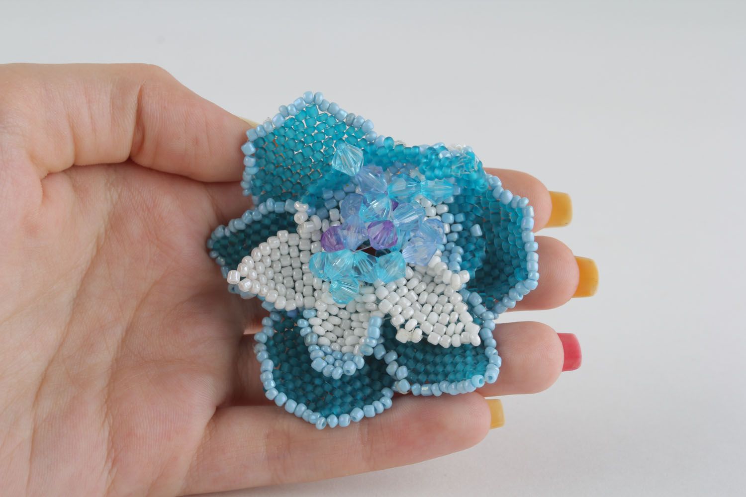 Blaue handmade Brosche aus Glasperlen Blume foto 4