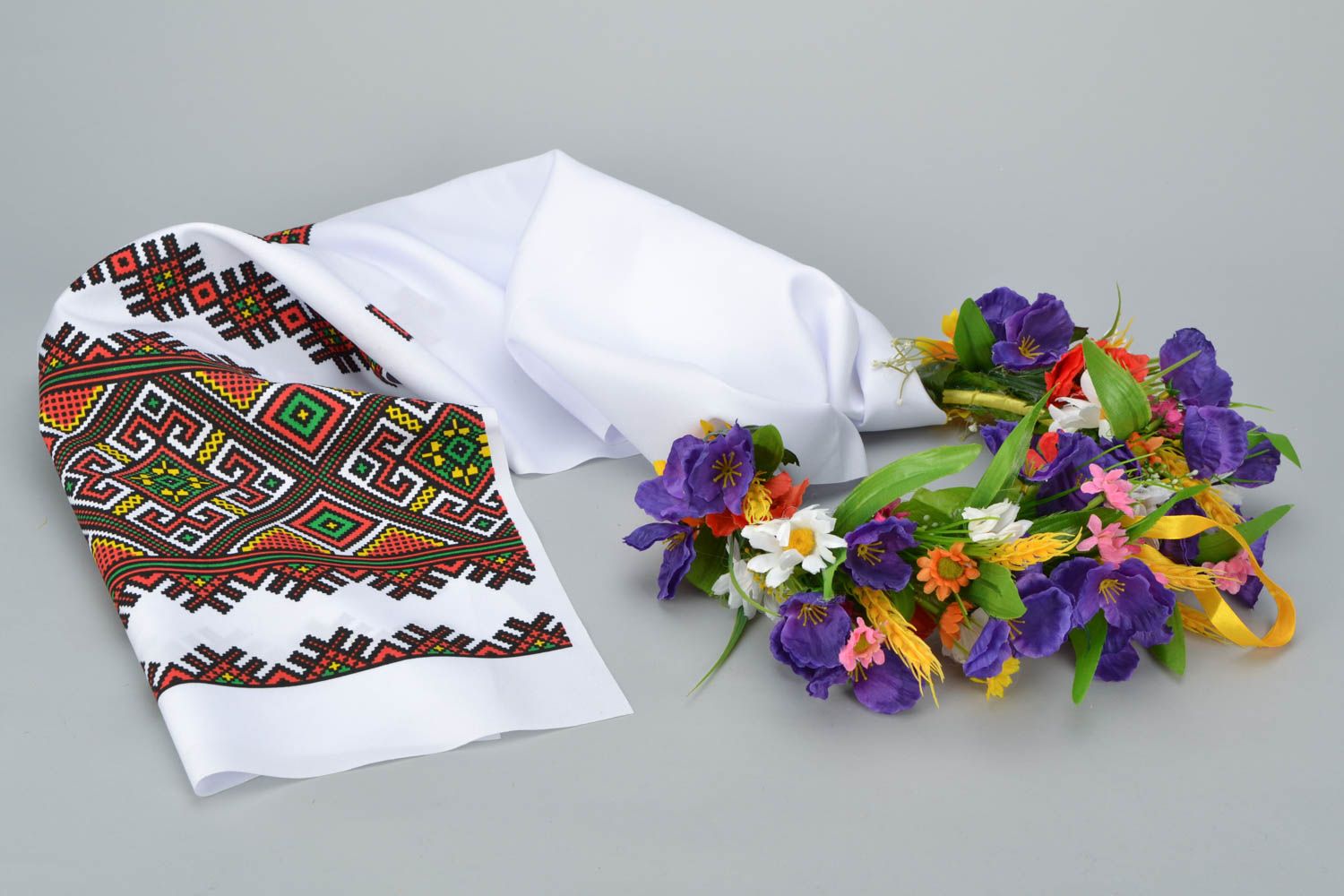 Couronne décorative pour porte avec serviette et fleurs photo 3