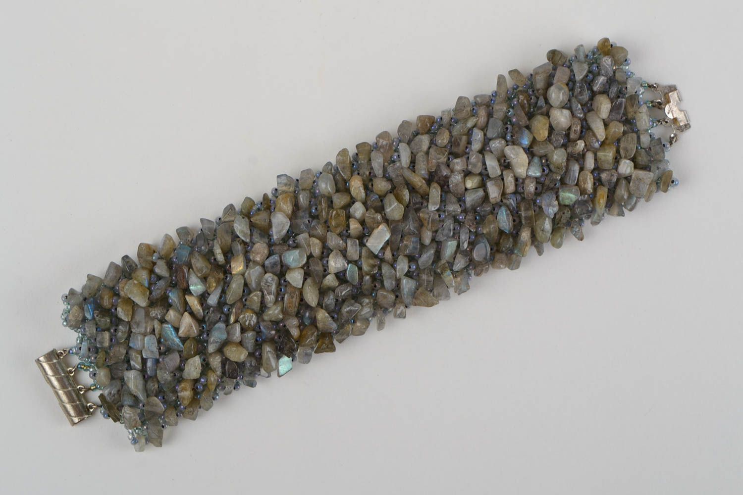 Bracelet en perles de rocaille et éclats de pierre large fait main gris  photo 3