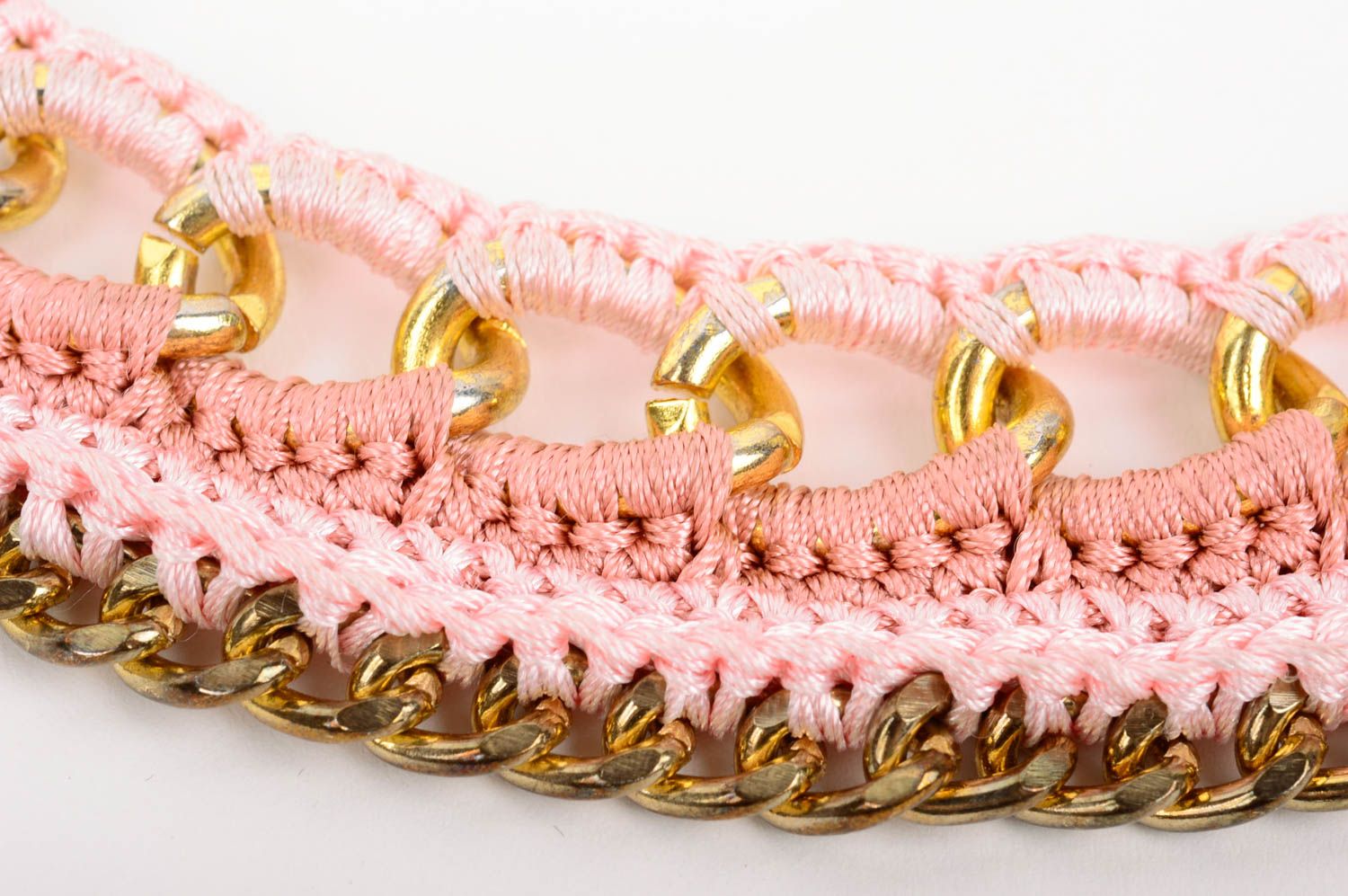 Вязаное колье с натуральным камнем ручной работы розовое с подвесками Роза фото 4