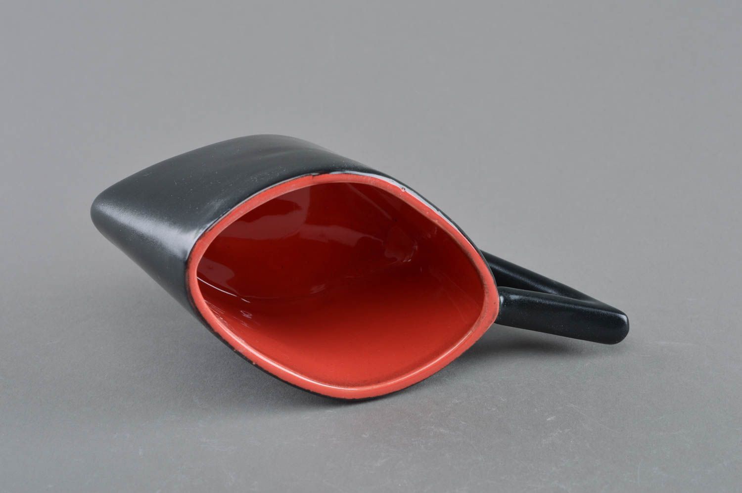 Tasse design en porcelaine faite main peinte de glaçure originale noir-rouge photo 3