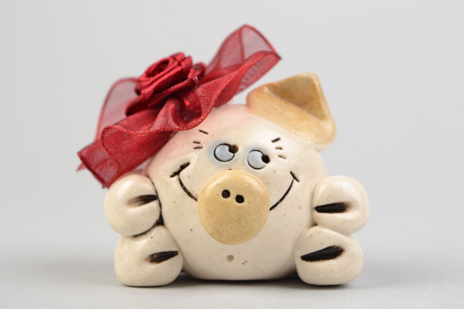 Фарфоровая фигурка свинка с бантом маленькая смешная улыбчивая декор хенд мэйд фото 3