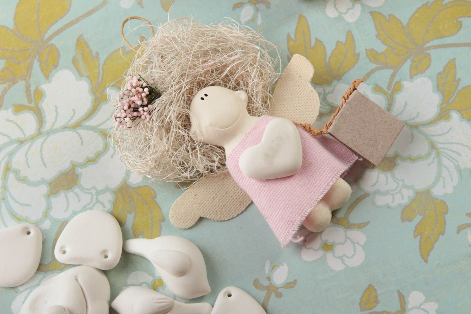 Petite poupée Suspension décorative faite main ange avec coeur Déco maison photo 1