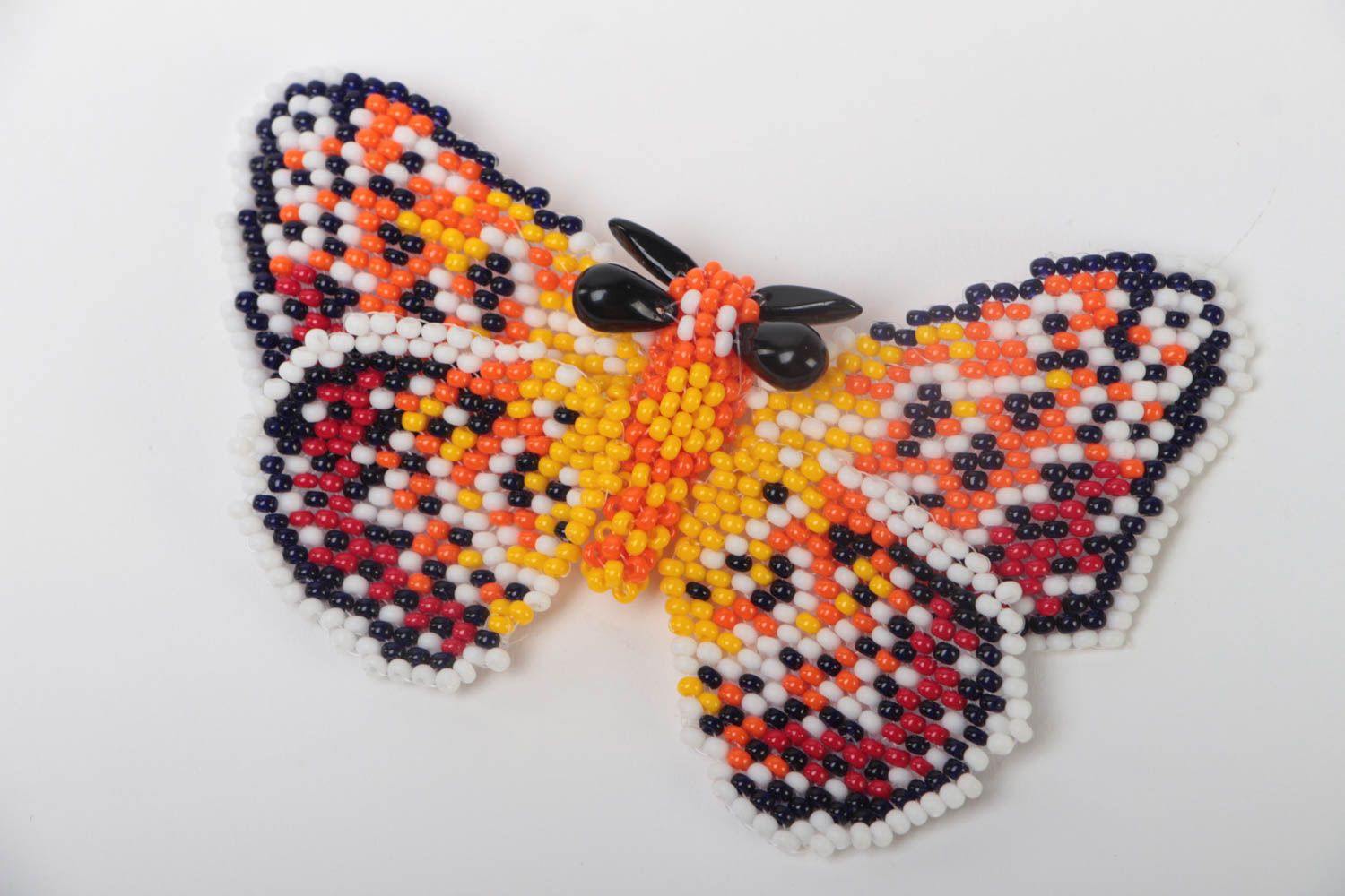 Broche en perles de rocaille multicolore en forme de papillon faite main photo 2