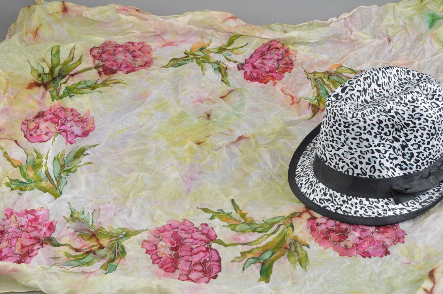 Шелковая шаль с цветами расписанная в технике холодного батика ручной работы фото 2