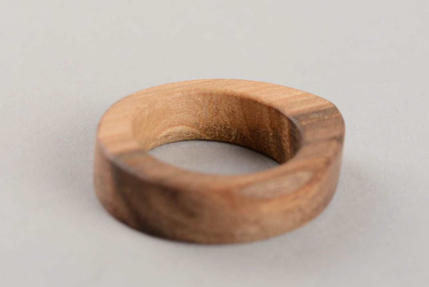 Runder handgemachter ungewöhnlicher stilvoller Damen Ring aus Holz in Braun foto 3