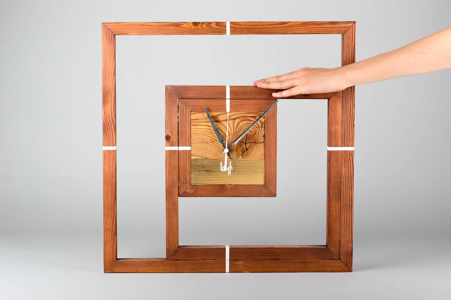 Horloge murale en bois Horloge fait main carrée originale Décoration maison photo 5