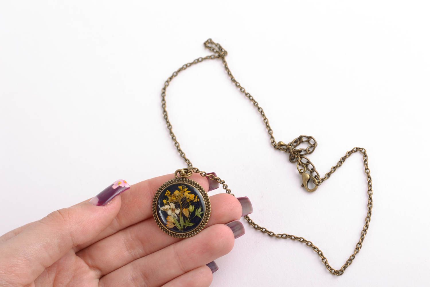 Round pendant with real flowers coated with epoxy photo 5