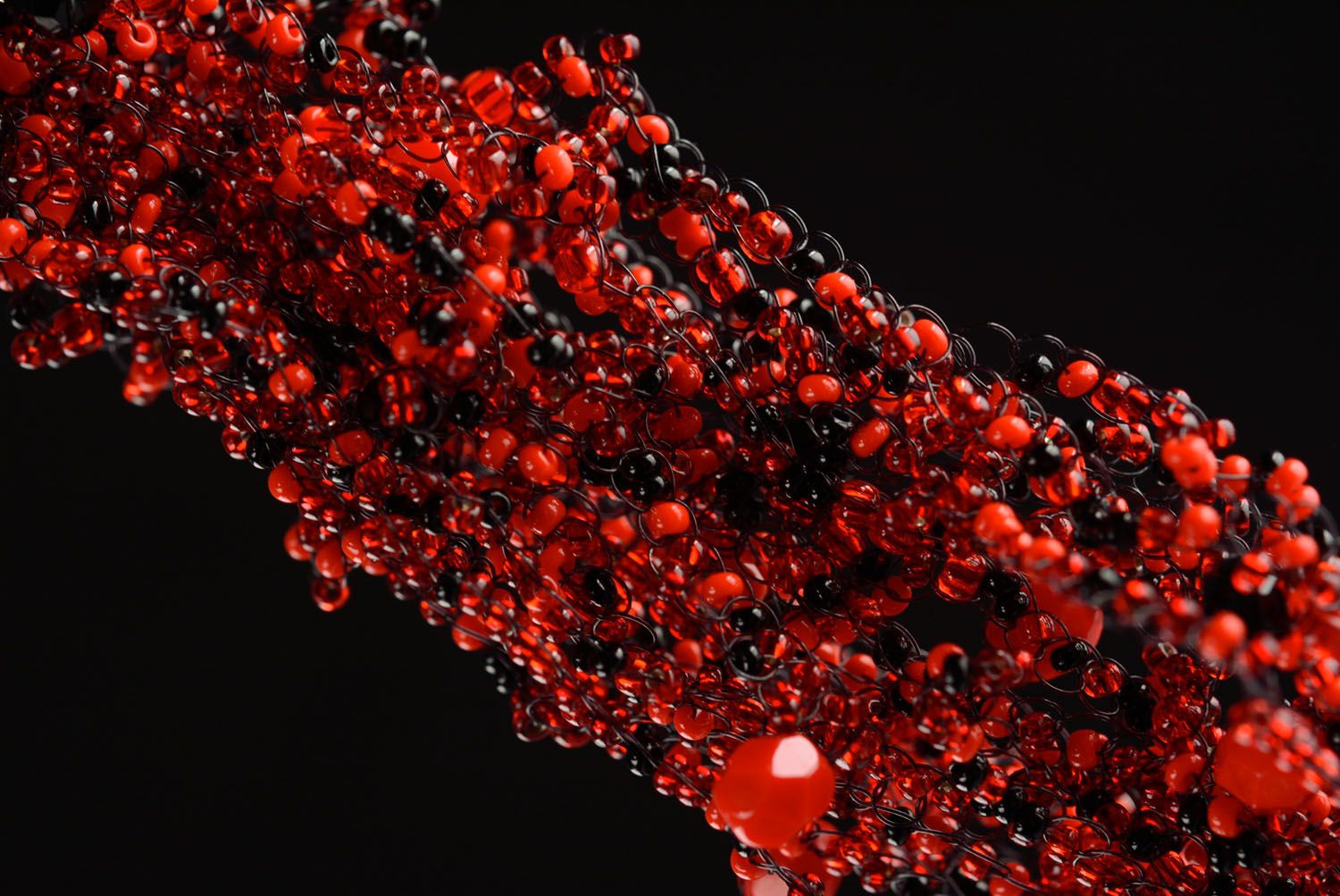 Schwarz rotes Armband aus Glasperlen foto 3