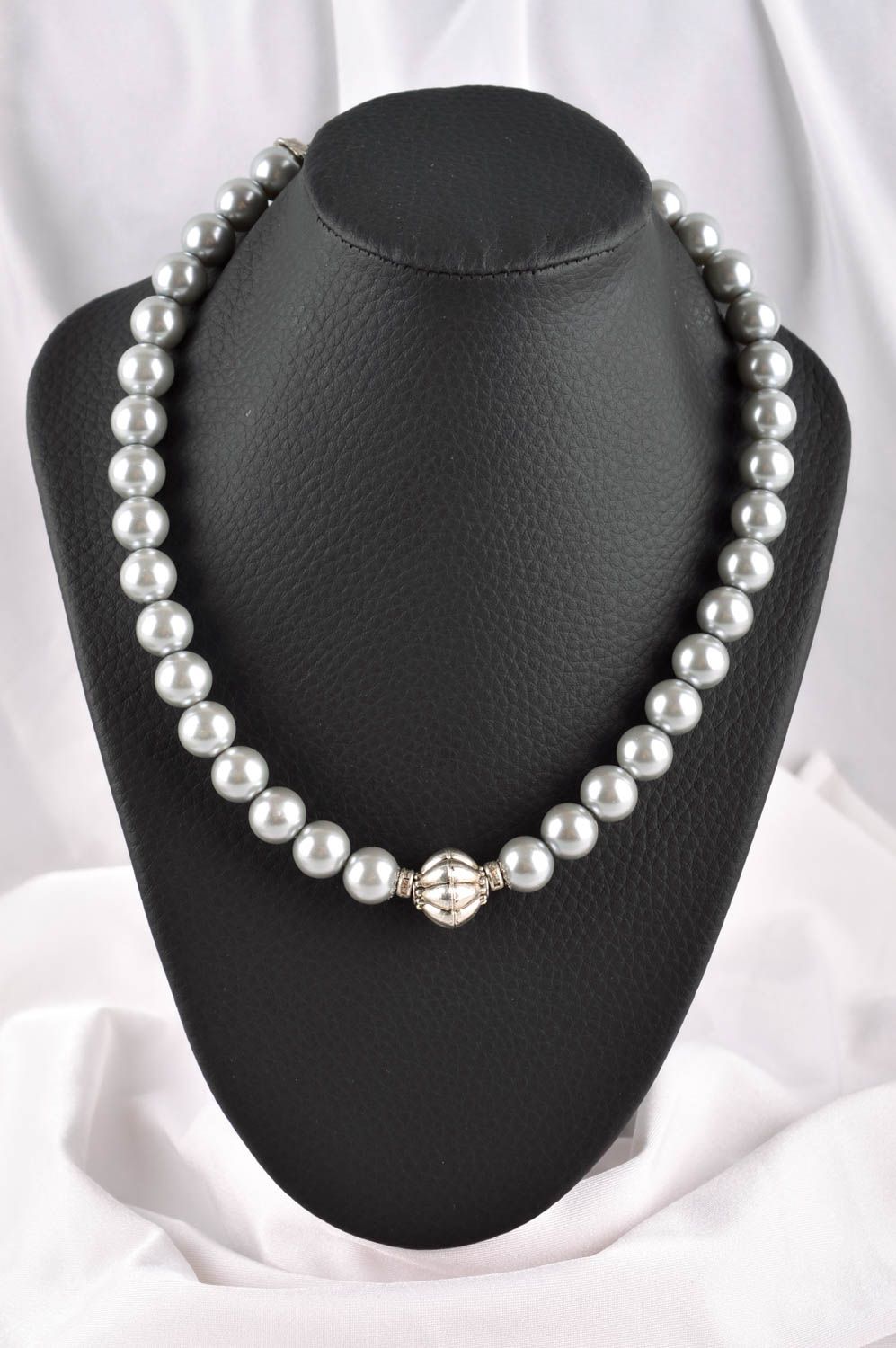 Collar artesanal con perlas grises accesorio para mujer bisutería fina foto 1