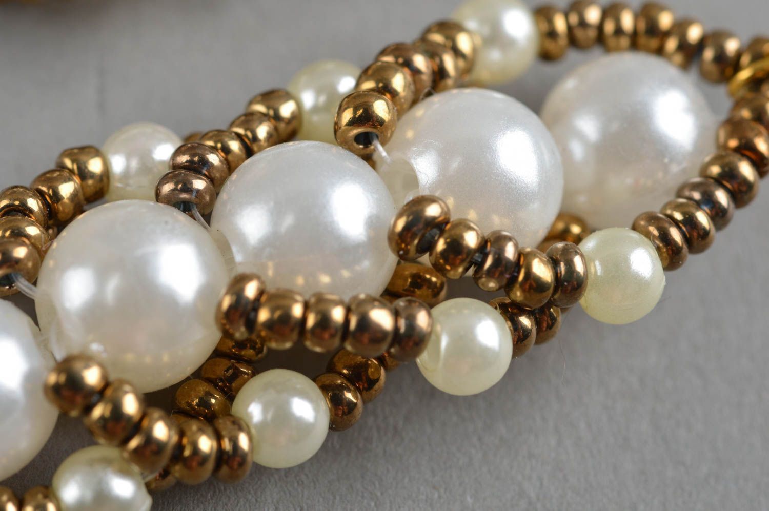Boucles d'oreilles en perles de rocaille faites main de créateur blanc d'or photo 5