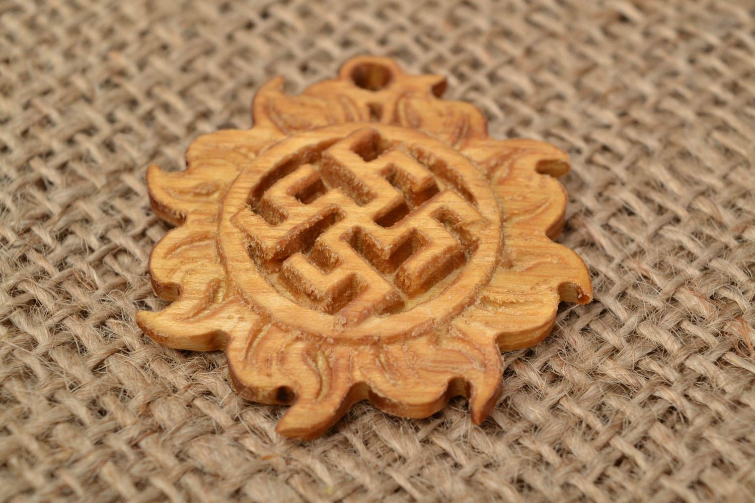 Pendentif talisman en bois rond fait main de style ethnique Fleur de fougère photo 1