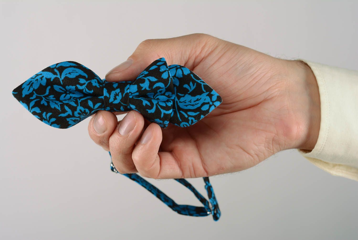 Gravata borboleta preta e azul decorada com bordados foto 5