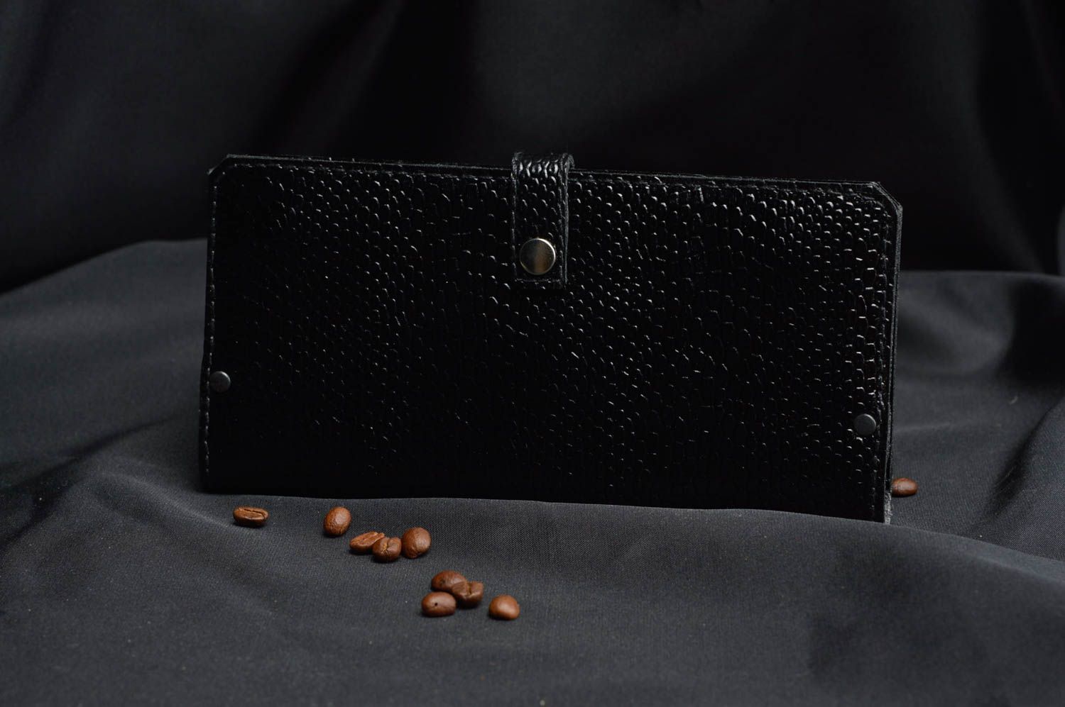 Кожаный кошелек на кнопках рельефный для купюр аксессуар унисекс ручной работы фото 1