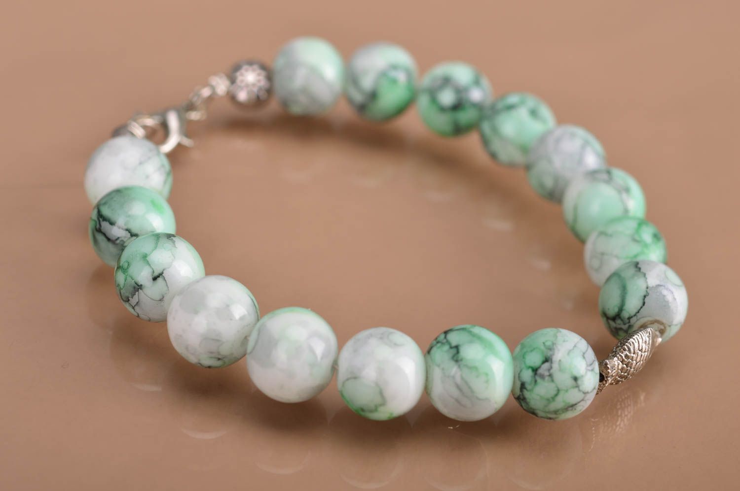 Bracelet vert en perles imitant la pierre fait main élégant avec poisson  photo 5