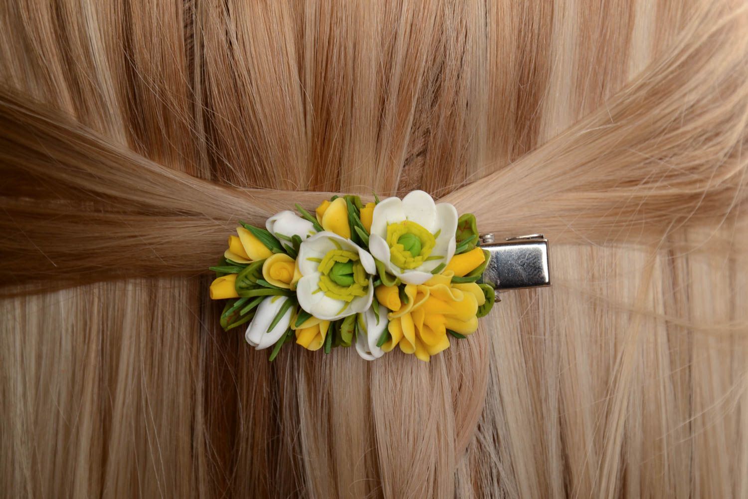 Zarte gelbe Haarklemme mit Blumen aus Polymerton handmade Schmuck für Frauen foto 1