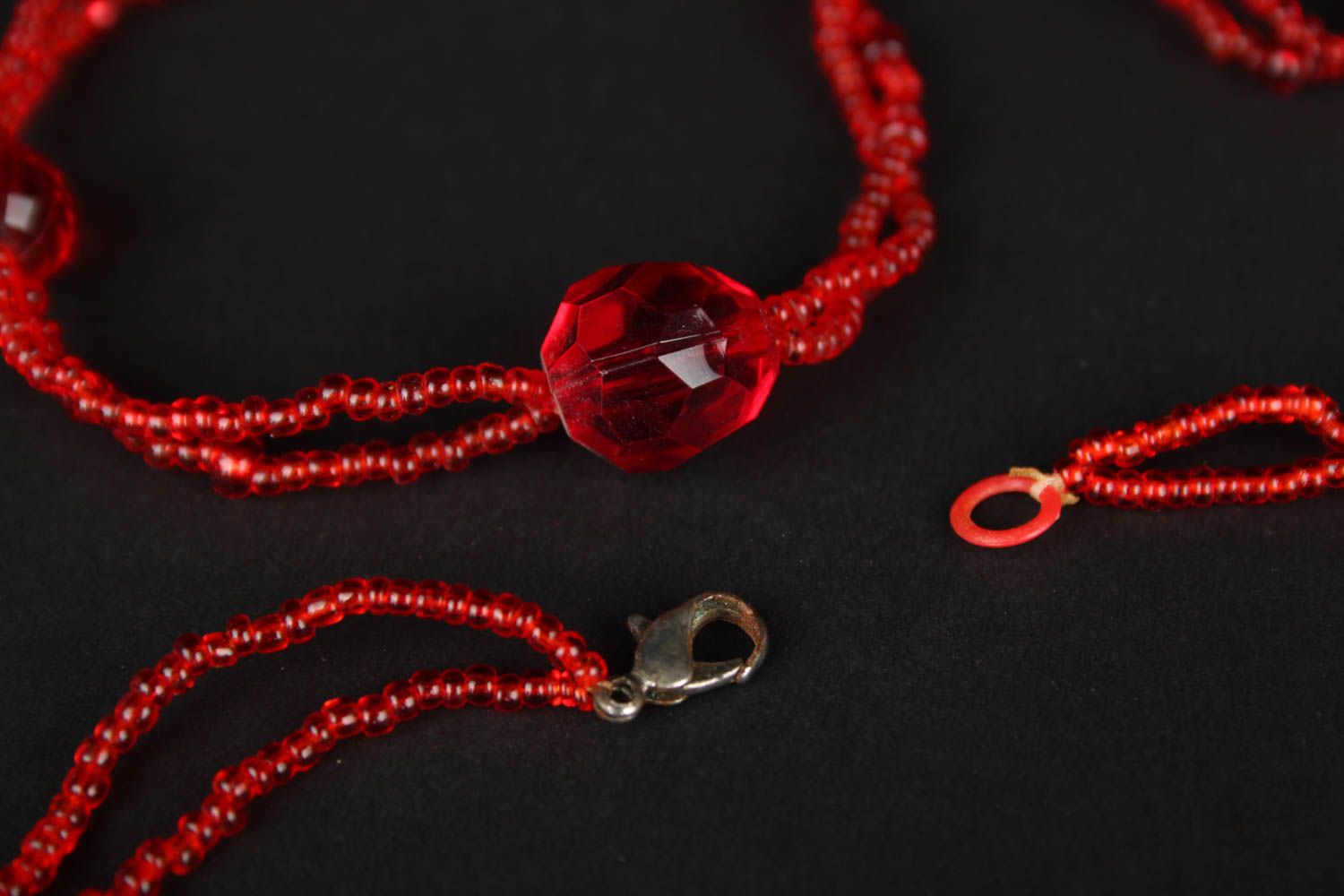 Collier rouge Bijou fait main en perles de rocaille Cadeau femme de créateur photo 3