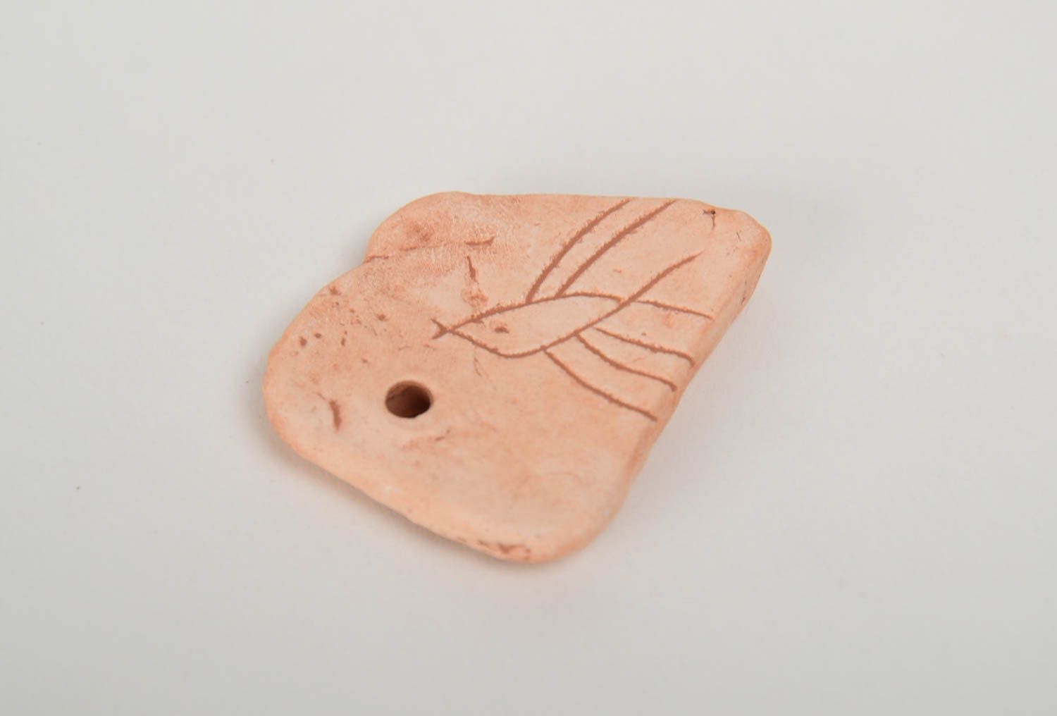 Pendentif en argile de forme originale petit fait main apprêt pour bijoux photo 3