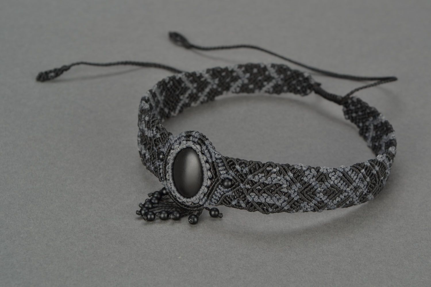 Collar artesanal trenzado de hilos con shungite foto 3