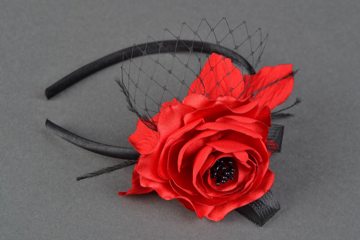 Serre-tête fleur rouge en rubans avec voile original fait main pour femme photo 2