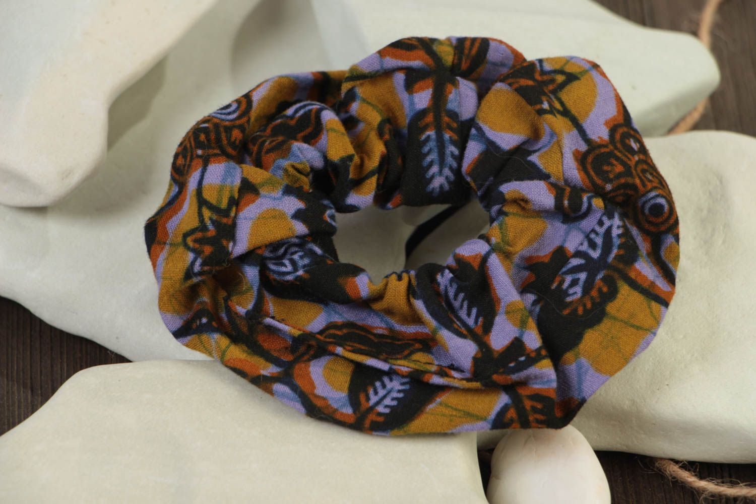 Großes dunkles praktisches handmade Haargummi aus Baumwolle Designer Haarschmuck foto 1
