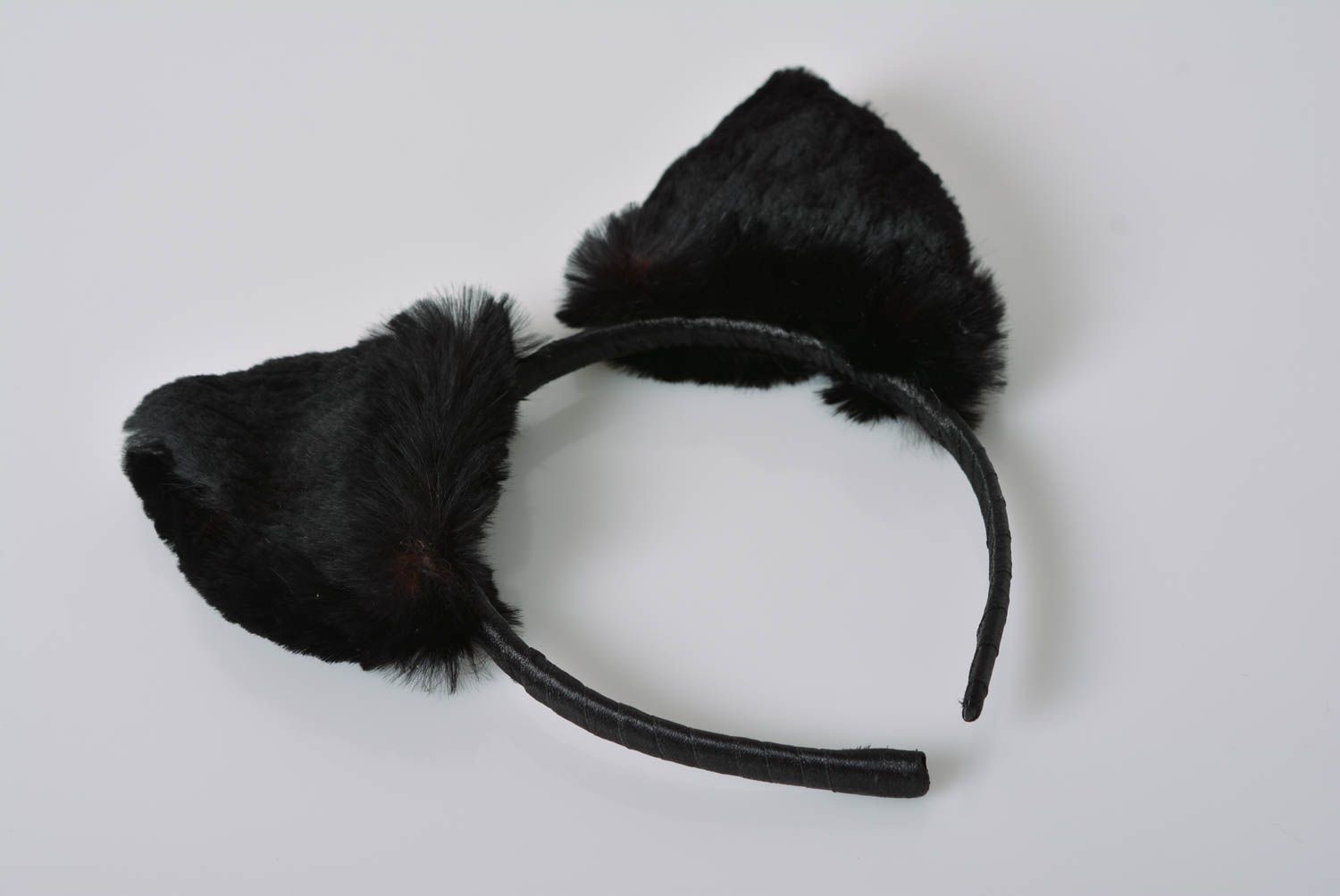 Diadema artesanal con orejas de gatito de pieles artificiales negra hermosa  foto 1