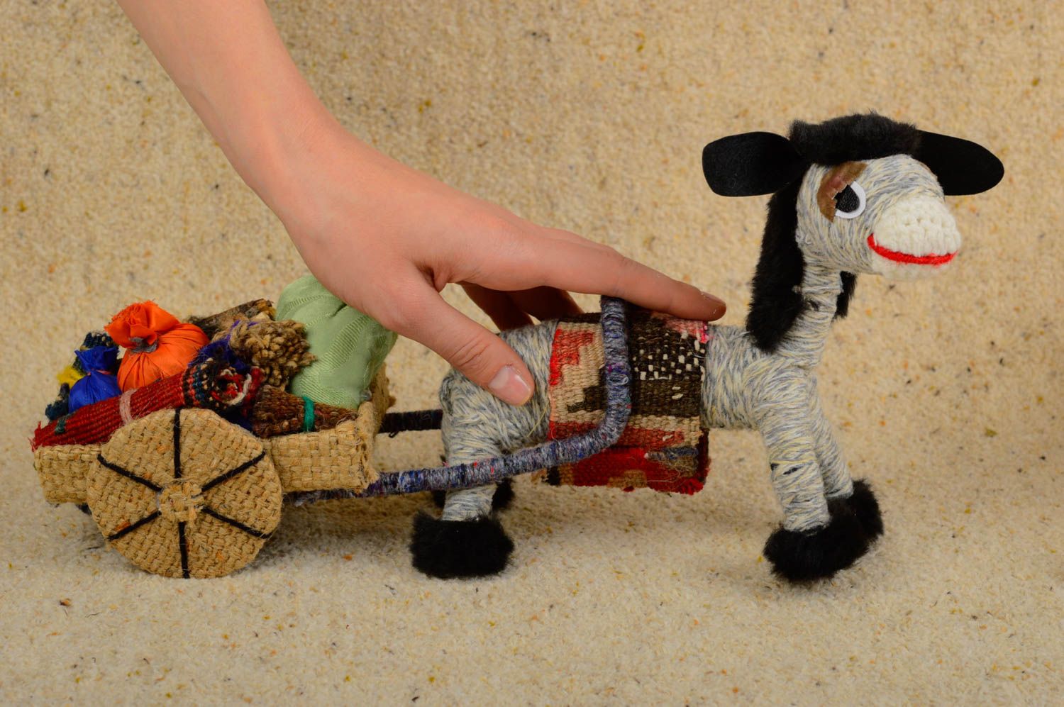 Статуэтка ручной работы интерьерная игрушка ослик с повозкой декор для дома фото 2