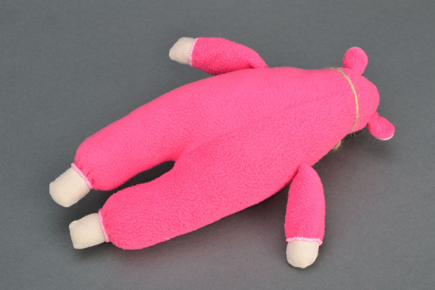 Brinquedo macio na forma de uma ovelha de cor rosa foto 4