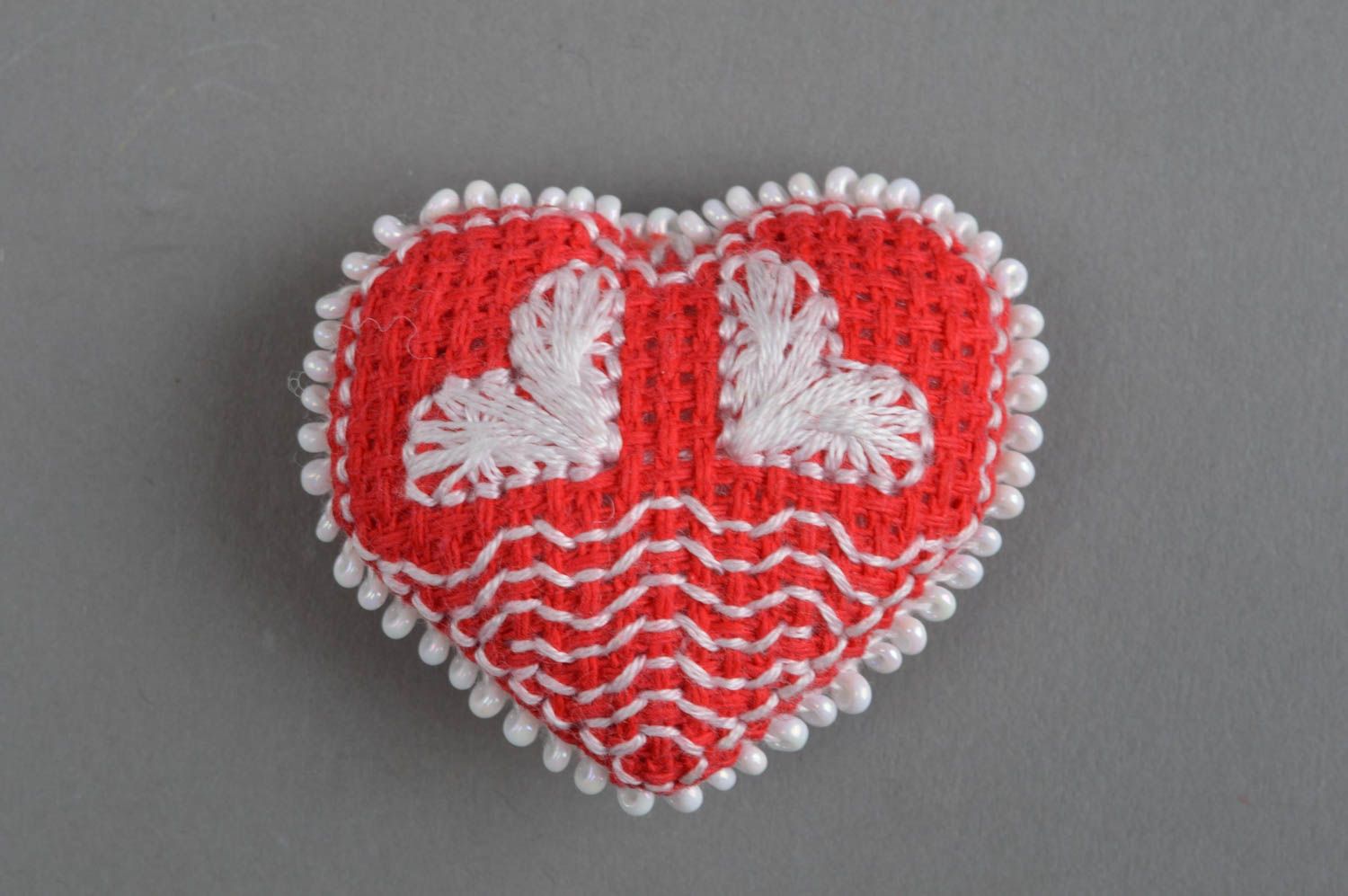 Маленькая декоративная мягкая игрушка сердце с вышивкой и бисером ручная работа фото 2