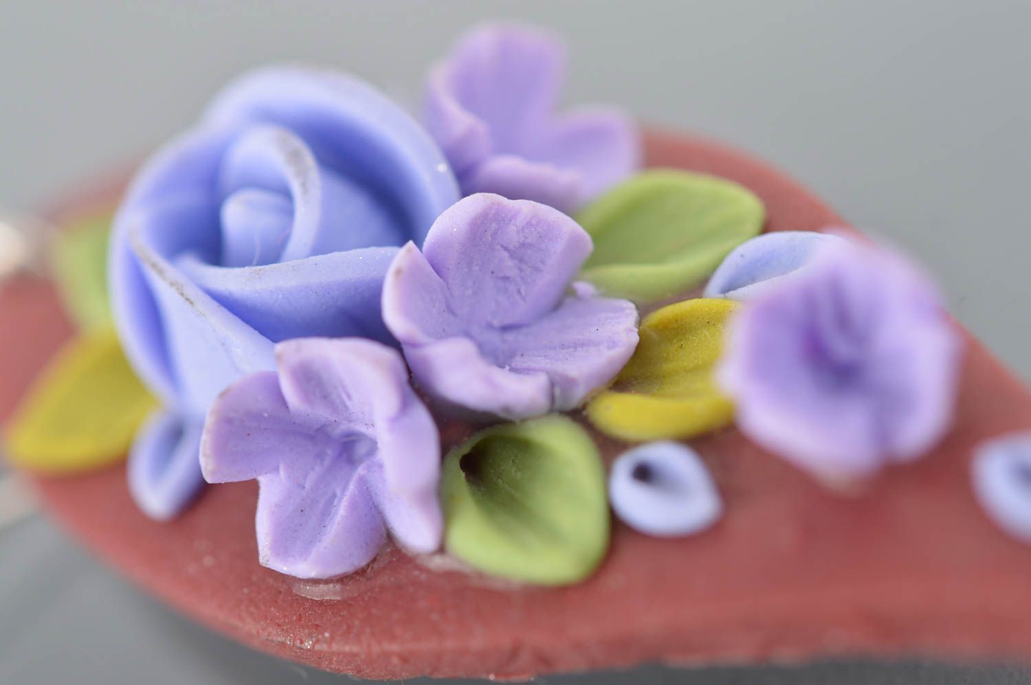Lange Ohrringe aus Polymerton lila Rosen für Mädchen künstlerische Handarbeit foto 4