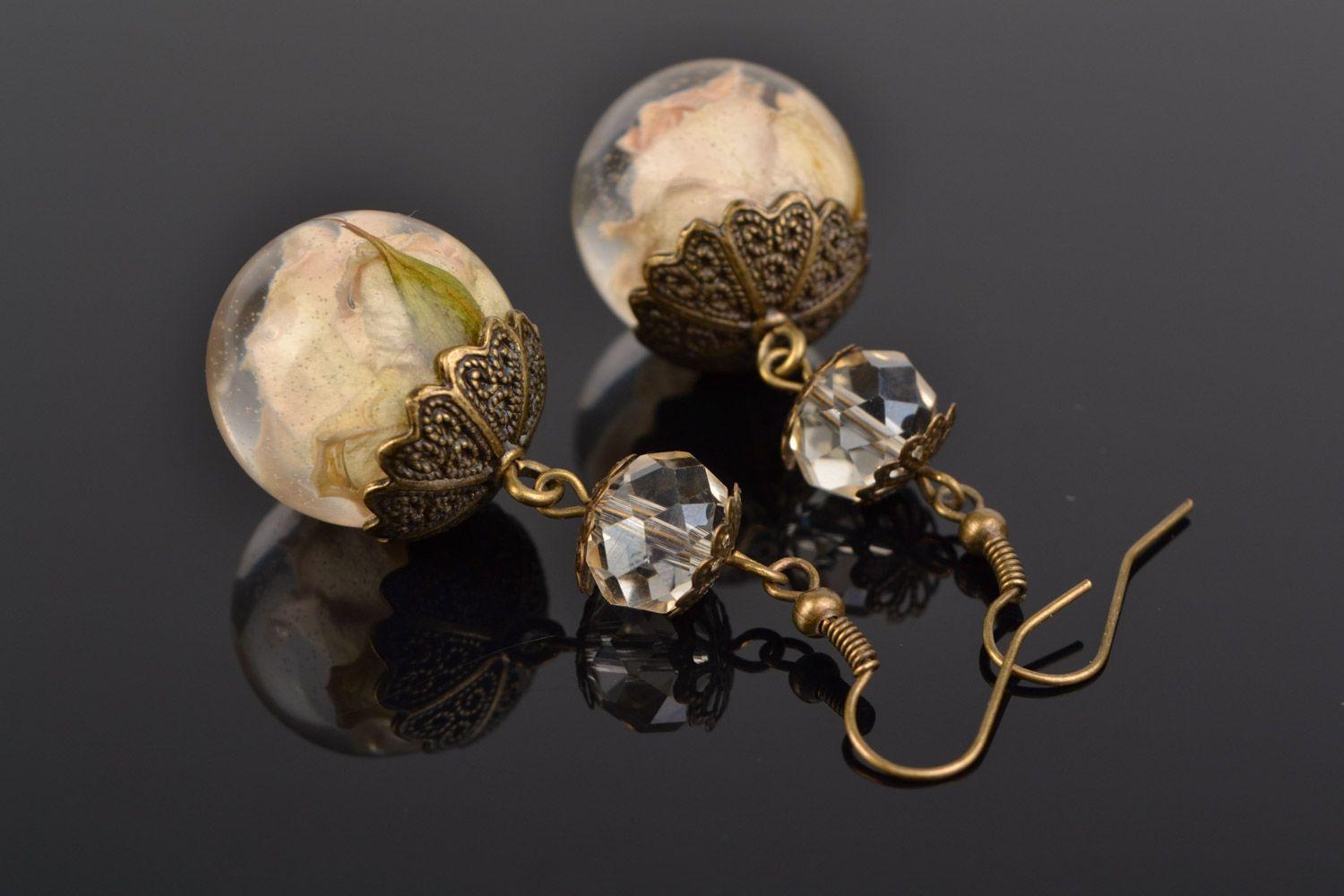 Handgemachte runde beige Ohrringe mit echten Blumen im Epoxidharz handmade für Damen  foto 1