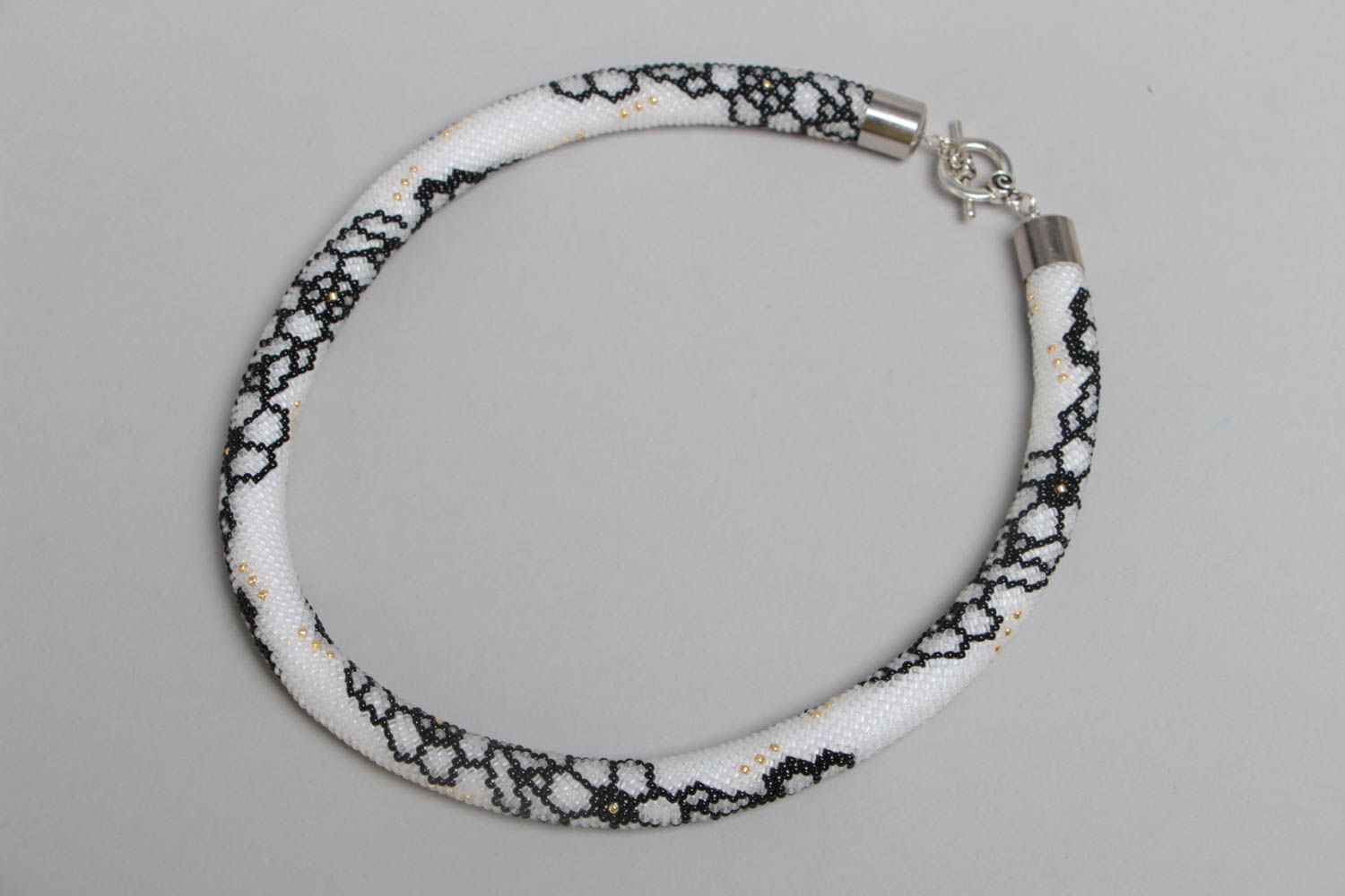 Dicke elegante Halskette aus Glasperlen mit Blumenmotiv in Schwarz und Weiß  foto 2