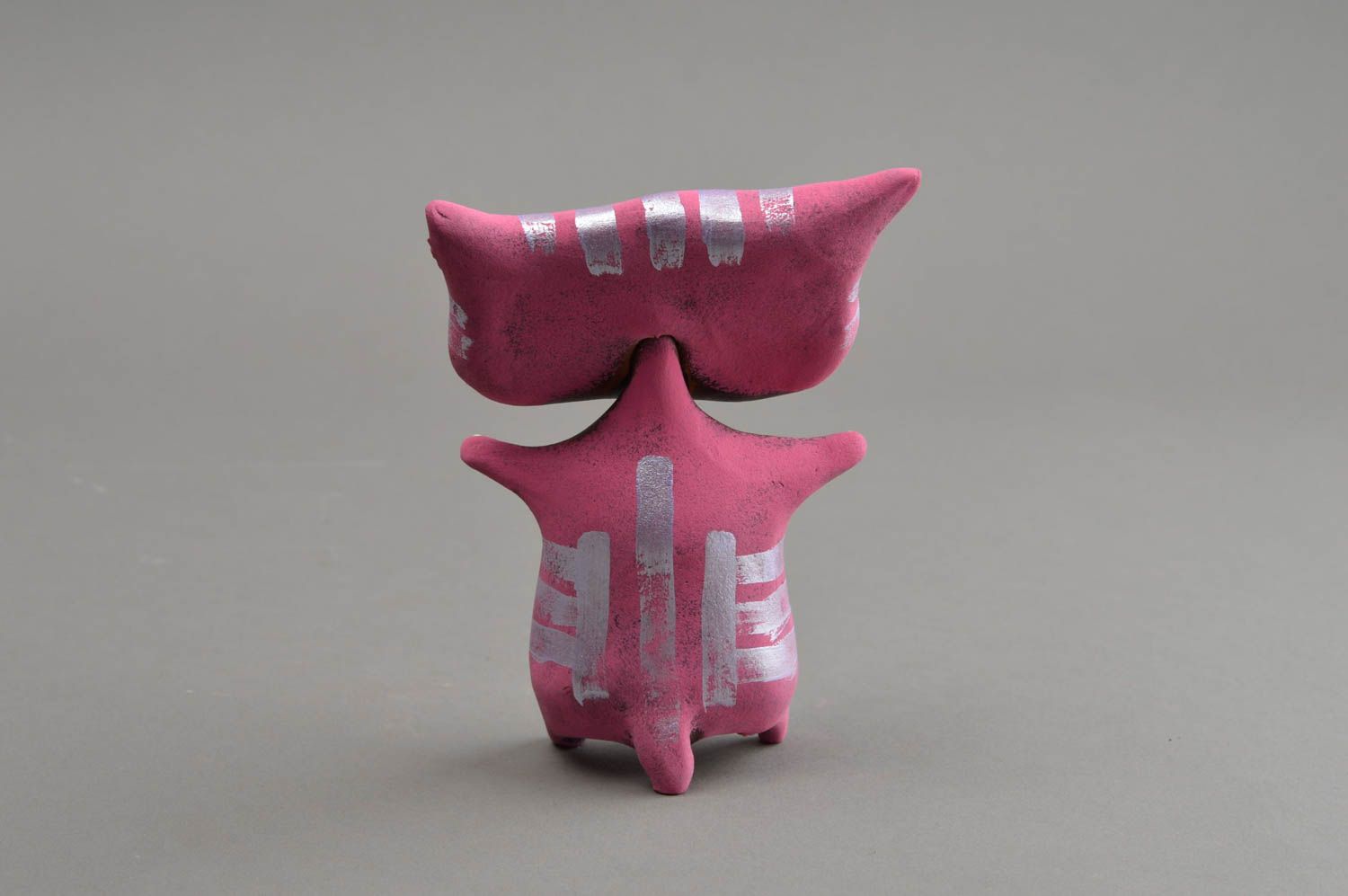 Розовая статуэтка из глины ручной работы в виде кота расписная оригинальная фото 5