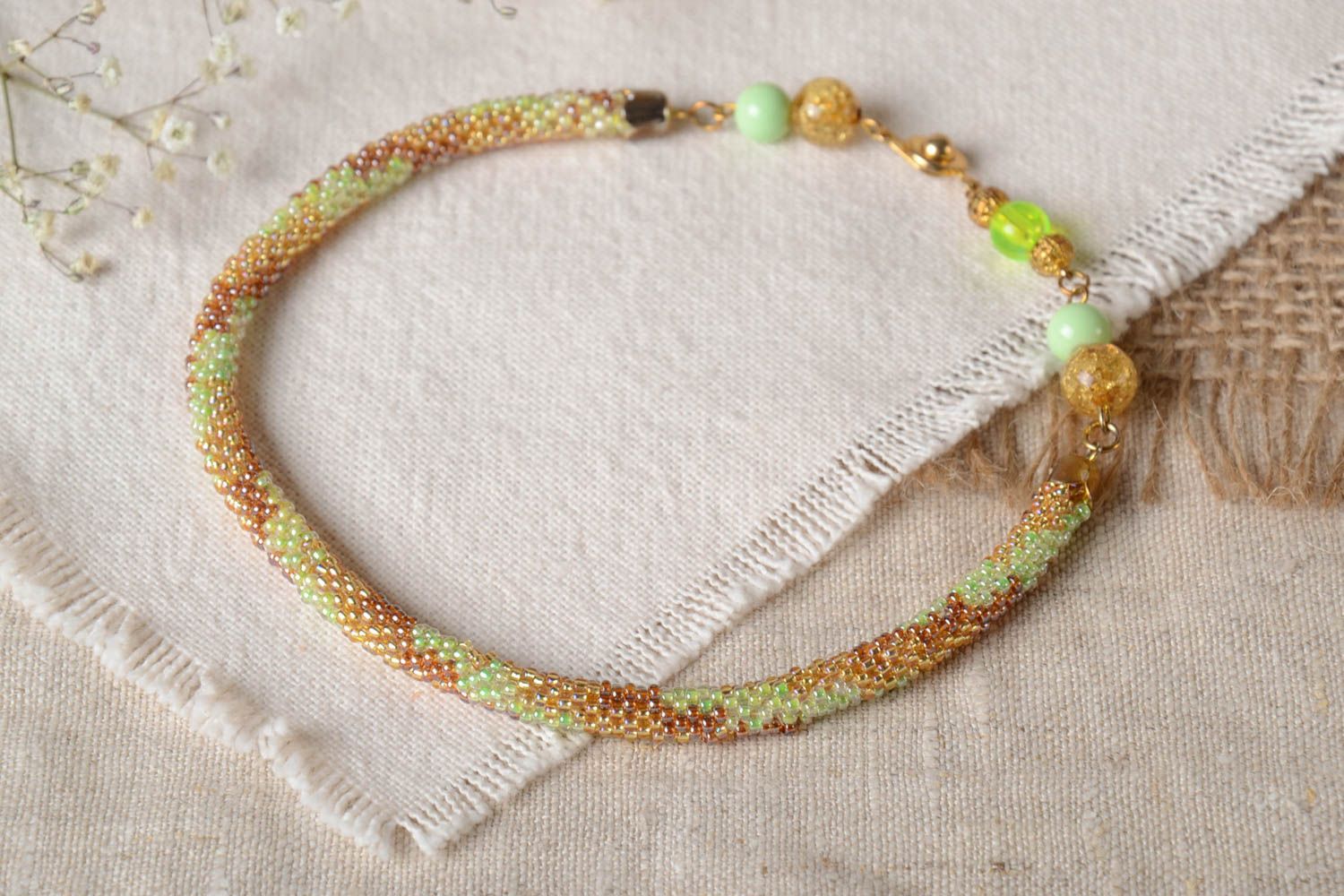 Collier spirale Bijou fait main en perles de rocaille vert brun Cadeau femme photo 1