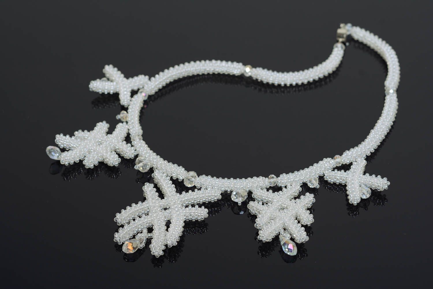 Ожерелье из бисера белое с бусинами красивое необычное нарядное ручной работы фото 3