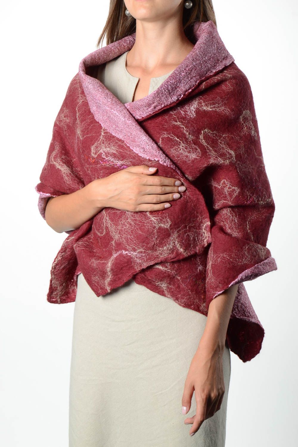 Женский шарф палантин ручной работы валяный палантин из шерсти бордовый фото 1