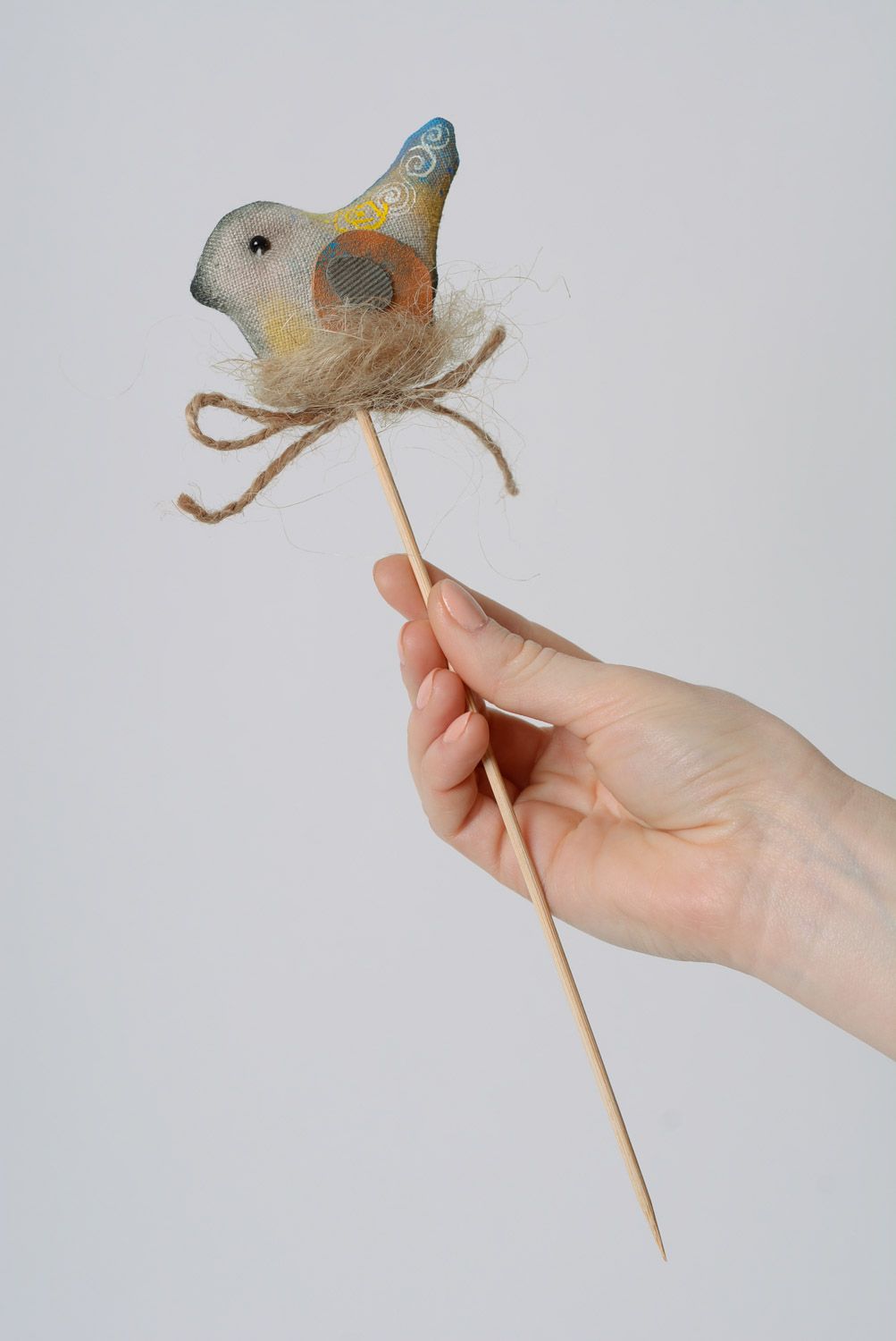 Серая текстильная птичка на палочке мягкая из льна ручной работы для вазонов фото 1