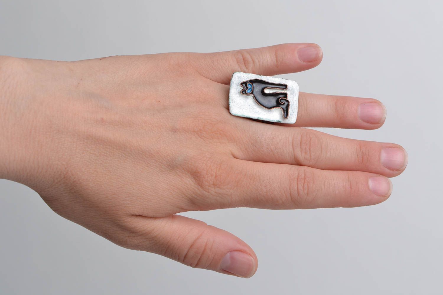 Медное кольцо с эмалью прямоугольное с кошечкой белое с черным ручная работа фото 1