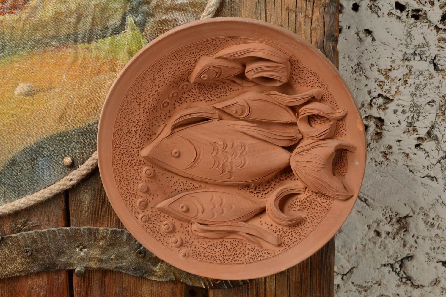 Assiette décorative murale en argile avec poissons ronde marron faite main photo 1