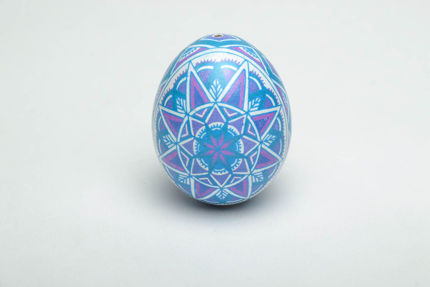 Oeuf de Pâques peint bleu fait main décoratif avec ornement traditionnel photo 2