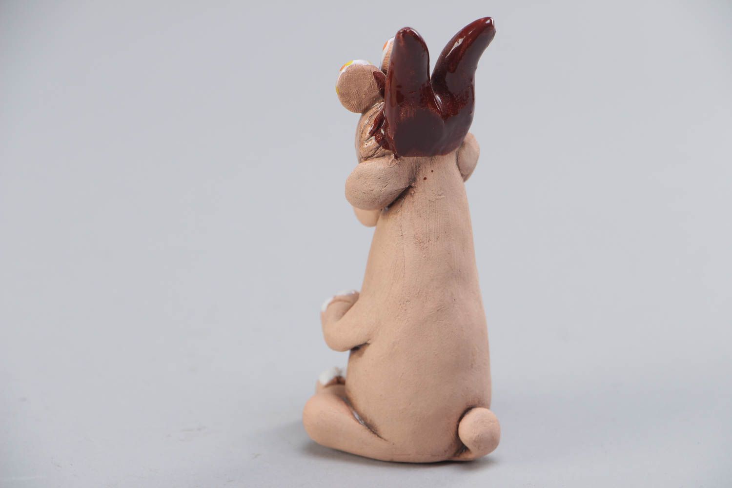 Petite figurine en céramique peinte beige faite main en forme de chèvre photo 4