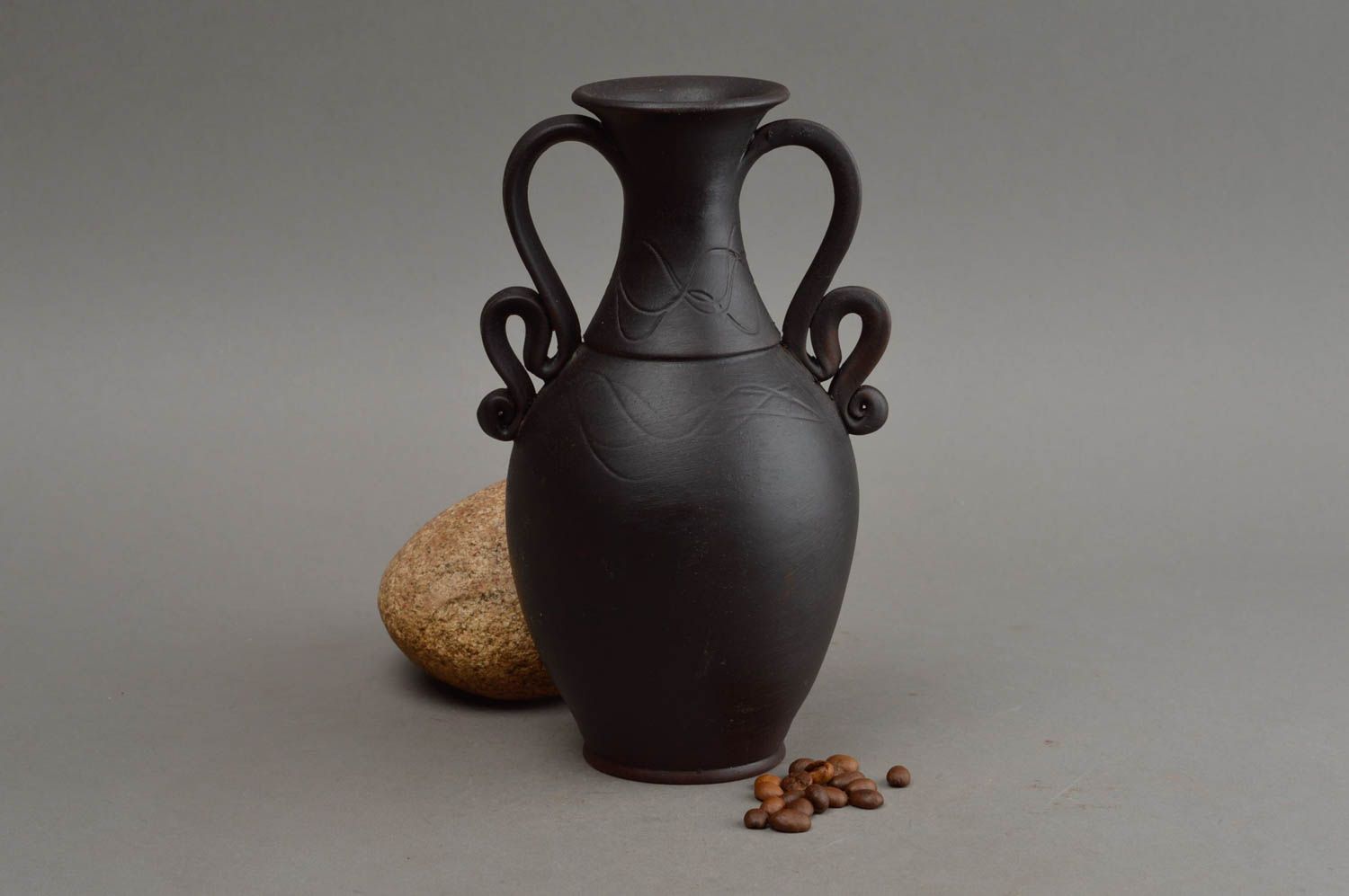 Красивая глиняная ваза с витыми ручкам для цветов черная ручной работы фото 1