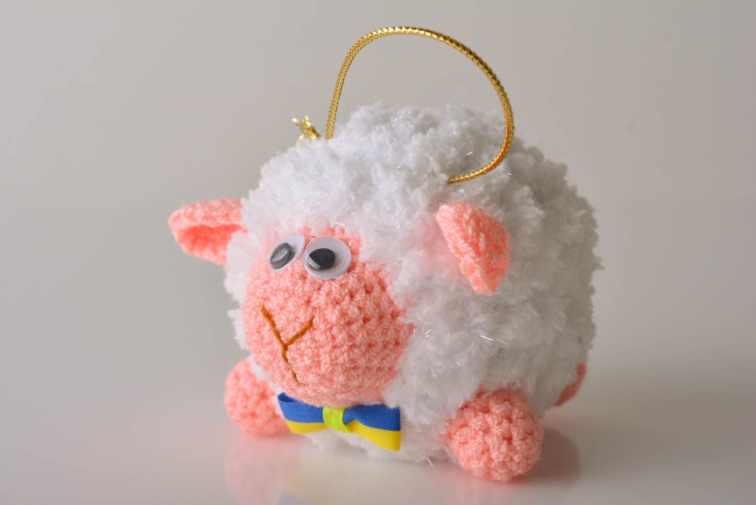 Красивая детская мягкая вязаная игрушка овечка белая с петелькой ручной работы фото 1
