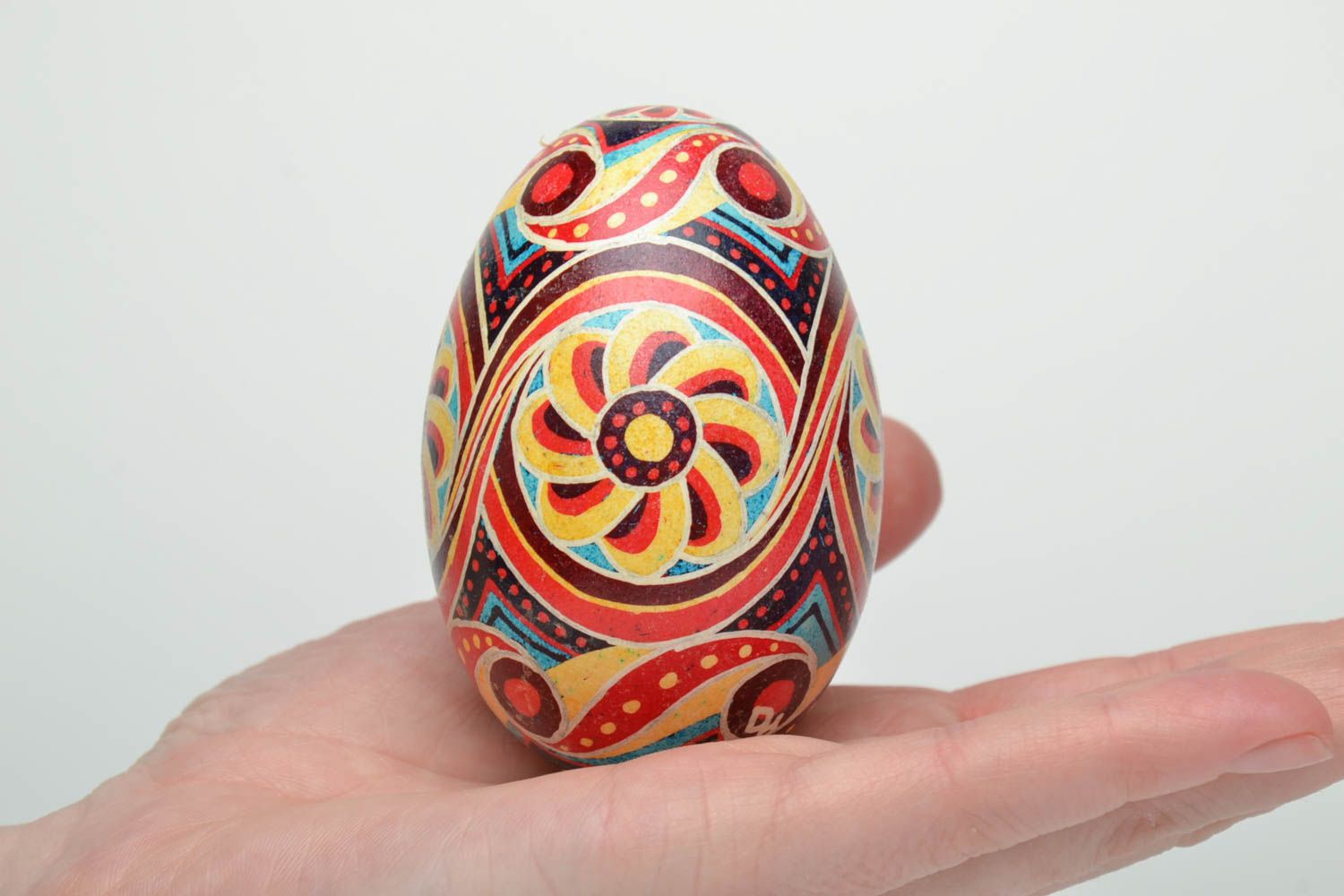 Oeuf de Pâques décoratif fait main original avec bel ornement ukrainien photo 5