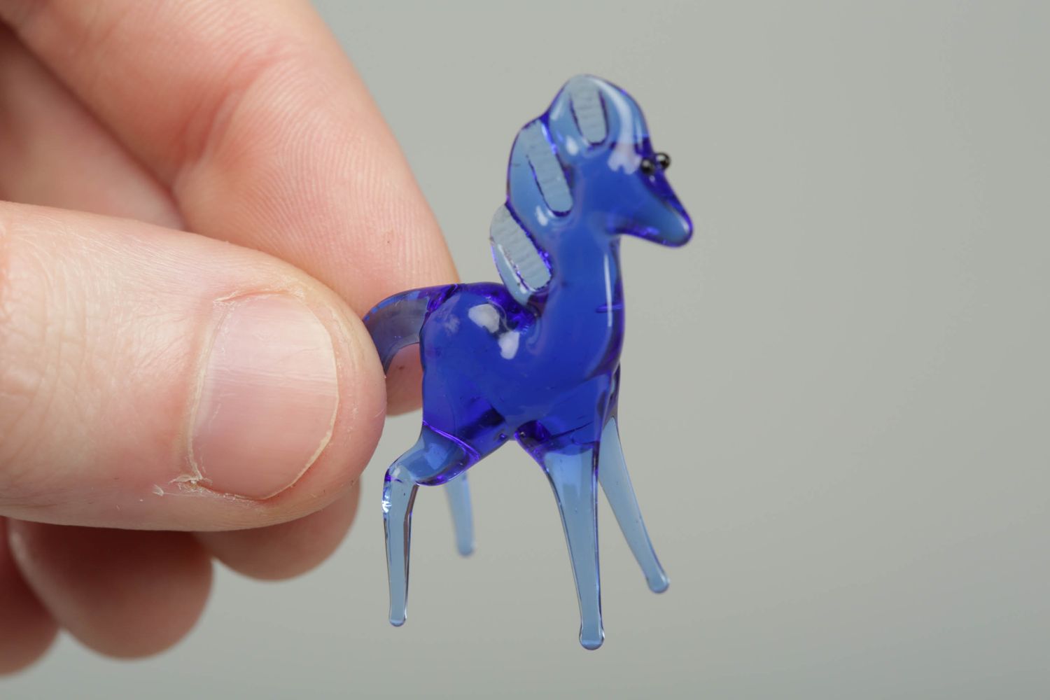Маленькая фигурка из стекла ручной работы в технике лэмпворк Синий конь фото 4