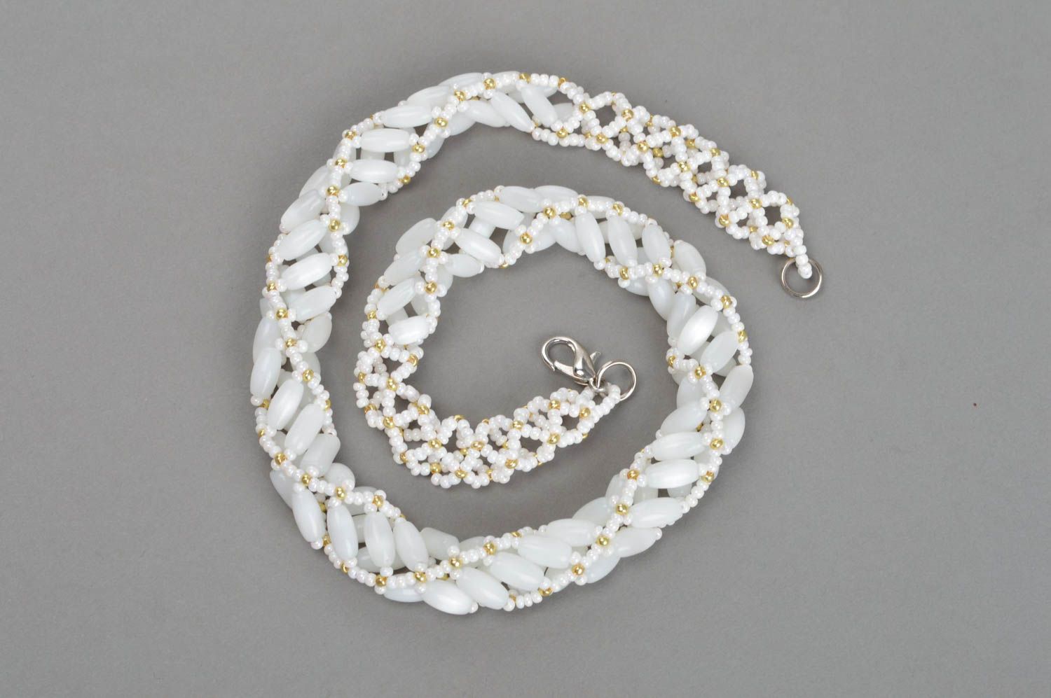 Collier en oeil de chat et perles de rocaille fait main blanc design élégant photo 2