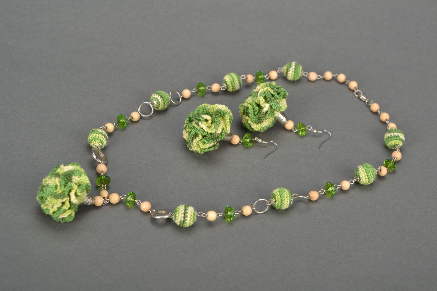 Conjunto de jóias feito à mão colar e brincos de malha brócolis foto 1