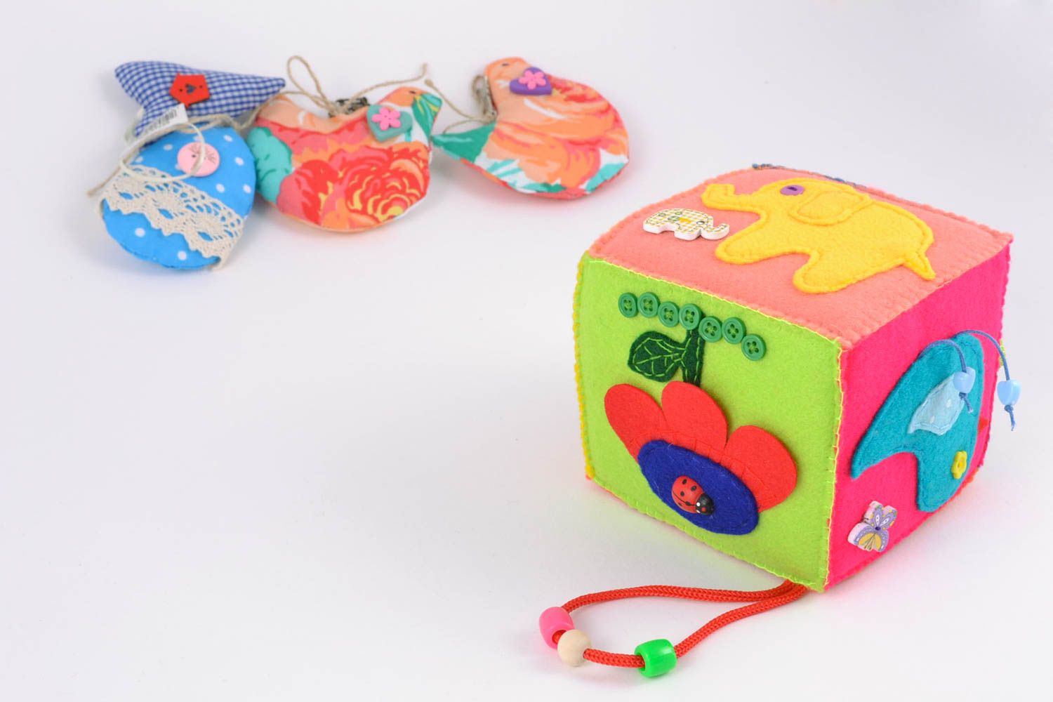 Petit jouet cube éducatif en feutre multicolore fait main pour enfant Animaux photo 1