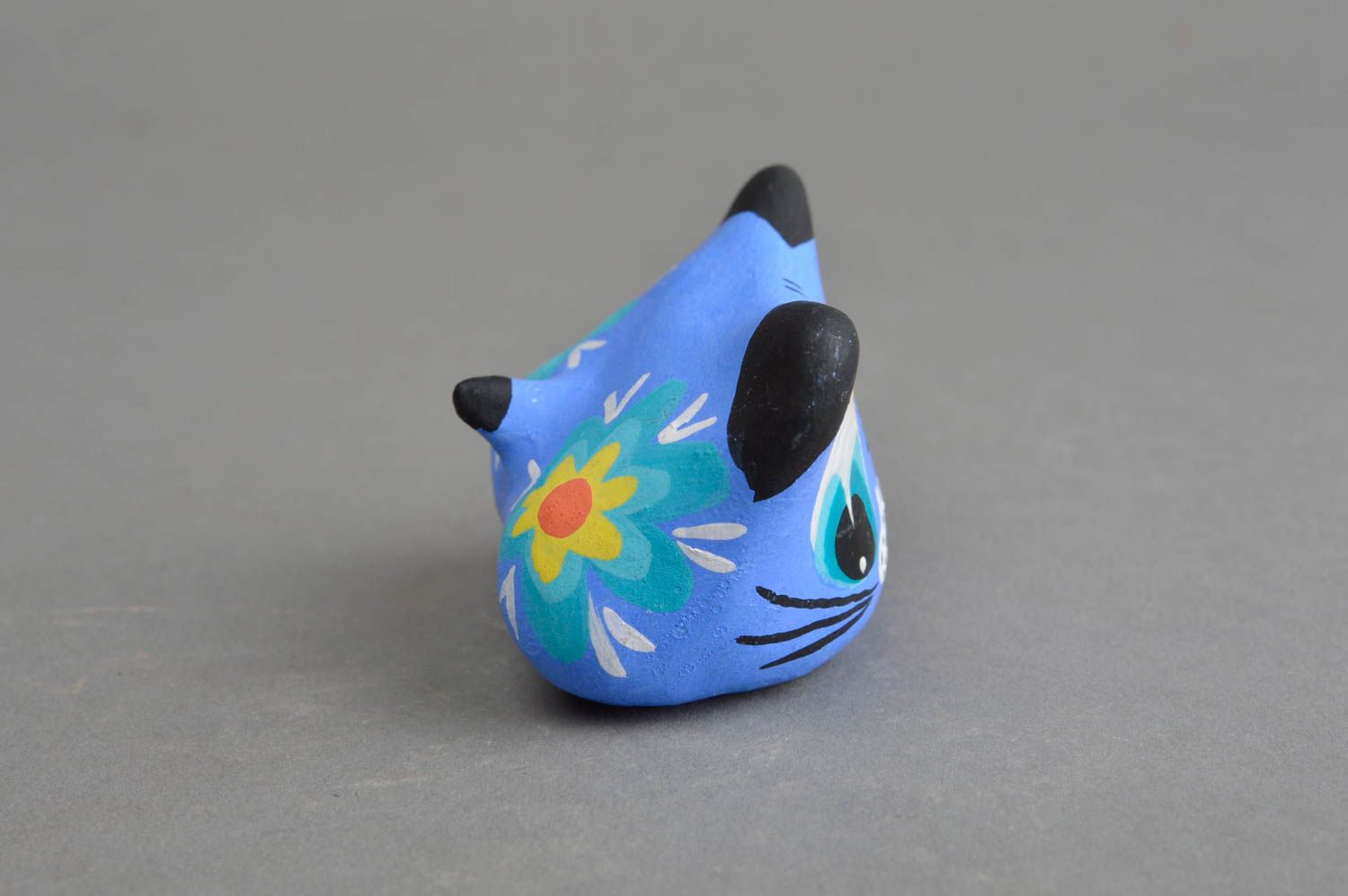 Синий керамический сувенир ручной работы из красной глины кот в цветочках фото 3
