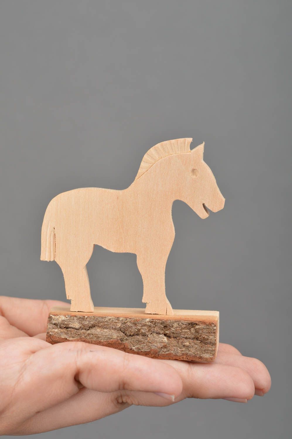 Estatueta de madeira na forma de um cavalo para pintura. foto 5